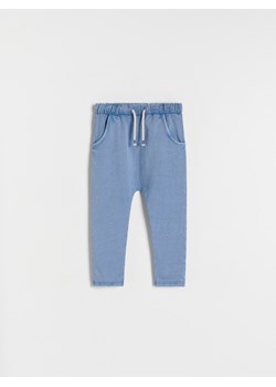 Reserved - Dresowe spodnie z efektem sprania - niebieski ze sklepu Reserved w kategorii Spodnie i półśpiochy - zdjęcie 171931886