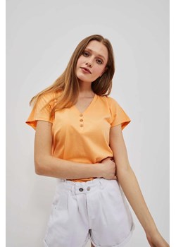 T-shirt z dekoltem w serek brzoskwiniowy ze sklepu 5.10.15 w kategorii Bluzki damskie - zdjęcie 171933006