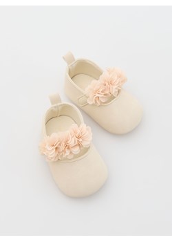 Reserved - Baleriny z kwiatowym zdobieniem - kremowy ze sklepu Reserved w kategorii Buciki niemowlęce - zdjęcie 171933789