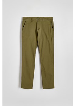 Reserved - Spodnie chino slim fit - oliwkowy ze sklepu Reserved w kategorii Spodnie męskie - zdjęcie 171938447