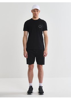 Koszulka męska z niewielkim nadrukiem na piersi czarna Orpion 906 ze sklepu Big Star w kategorii T-shirty męskie - zdjęcie 171944338