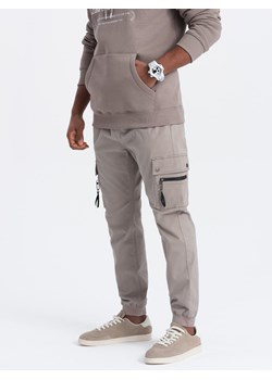 Męskie spodnie JOGGERY z zapinanymi kieszeniami cargo - ciemnobeżowe V2 OM-PAJO-0125 ze sklepu ombre w kategorii Spodnie męskie - zdjęcie 171944726