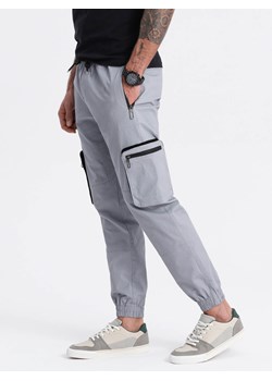 Spodnie męskie JOGGERY z odstającymi i zapinanymi kieszeniami cargo - jasnoszare V8 OM-PAJO-0135 ze sklepu ombre w kategorii Spodnie męskie - zdjęcie 171944788