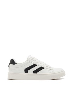 Cropp - Białe sneakersy z czarnymi naszywkami - biały ze sklepu Cropp w kategorii Buty sportowe męskie - zdjęcie 171945036