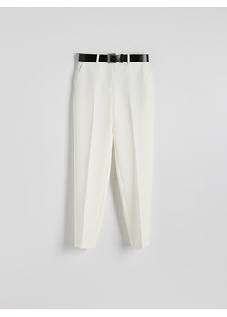 Reserved - Spodnie z paskiem - biały ze sklepu Reserved w kategorii Spodnie damskie - zdjęcie 171945209
