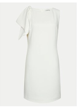 Tatuum Sukienka koktajlowa Hastika T2406.214 Biały Regular Fit ze sklepu MODIVO w kategorii Sukienki - zdjęcie 171953666