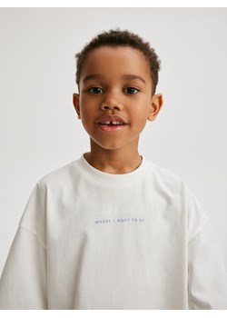 Reserved - T-shirt oversize z nadrukiem - złamana biel ze sklepu Reserved w kategorii T-shirty chłopięce - zdjęcie 171960789