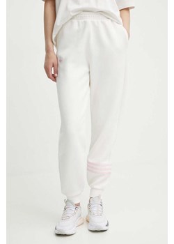 adidas Originals spodnie dresowe kolor beżowy gładkie IU2502 ze sklepu PRM w kategorii Spodnie damskie - zdjęcie 171962658
