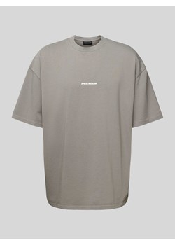 T-shirt z nadrukiem z logo model ‘BOXY’ ze sklepu Peek&Cloppenburg  w kategorii T-shirty męskie - zdjęcie 171977766