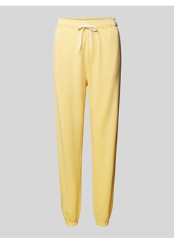 Spodnie dresowe o kroju regular fit z wyhaftowanym logo ze sklepu Peek&Cloppenburg  w kategorii Spodnie damskie - zdjęcie 171977846
