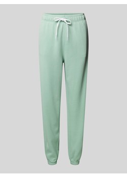 Spodnie dresowe o kroju regular fit z wyhaftowanym logo ze sklepu Peek&Cloppenburg  w kategorii Spodnie damskie - zdjęcie 171977859