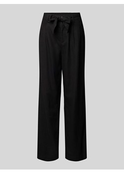 Spodnie w jednolitym kolorze z wiązanym paskiem ze sklepu Peek&Cloppenburg  w kategorii Spodnie damskie - zdjęcie 171977878