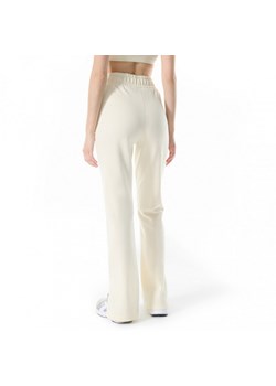 Damskie spodnie dresowe Fila Laiben - beżowe ze sklepu Sportstylestory.com w kategorii Spodnie damskie - zdjęcie 171982695