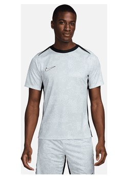 Męska koszulka piłkarska z krótkim rękawem i grafiką Dri-FIT Nike Academy Pro - Szary ze sklepu Nike poland w kategorii T-shirty męskie - zdjęcie 171990749