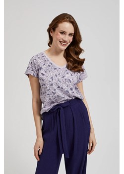 Bluzka w kwiatowy wzór z dekoltem w serek fioletowa ze sklepu Moodo.pl w kategorii Bluzki damskie - zdjęcie 171999549