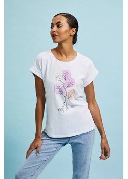 T-shirt z roślinnym wzorem biały ze sklepu Moodo.pl w kategorii Bluzki damskie - zdjęcie 172000588