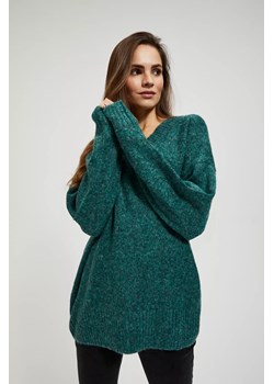 Gładki sweter z dekoltem w serek ze sklepu Moodo.pl w kategorii Swetry damskie - zdjęcie 172000638