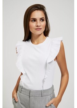 Prążkowana bluzka z falbaną biała ze sklepu Moodo.pl w kategorii Bluzki damskie - zdjęcie 172000849