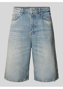 Szorty jeansowe z efektem znoszenia i wpuszczanymi kieszeniami ze sklepu Peek&Cloppenburg  w kategorii Spodenki męskie - zdjęcie 172005648