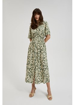 Wzorzysta sukienka z gumą w talii oliwkowa ze sklepu Moodo.pl w kategorii Sukienki - zdjęcie 172007377
