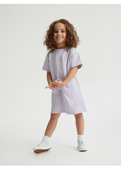 Reserved - Bawełniana sukienka z haftem - lawendowy ze sklepu Reserved w kategorii Sukienki dziewczęce - zdjęcie 172011605