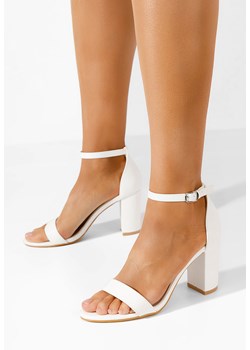 Białe sandały na słupku Lorelia ze sklepu Zapatos w kategorii Sandały damskie - zdjęcie 172022346