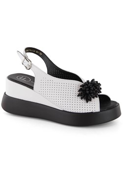 Skórzane sandały damskie na koturnie z koralikami białe Filippo DS6076 ze sklepu ButyModne.pl w kategorii Sandały damskie - zdjęcie 172025776