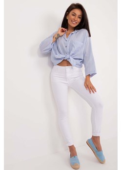 Gładkie białe spodnie jeansowe damskie ze sklepu 5.10.15 w kategorii Spodnie damskie - zdjęcie 172027755