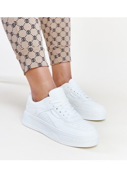 Białe sneakersy na grubszej podeszwie Intisa ze sklepu gemre w kategorii Buty sportowe damskie - zdjęcie 172029919