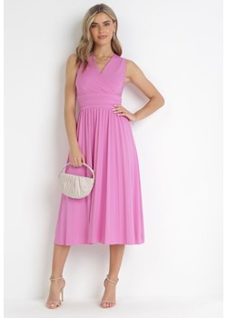 Różowa Sukienka Midi Bez Rękawów z Plisowanym Dołem Dreana ze sklepu Born2be Odzież w kategorii Sukienki - zdjęcie 172032025