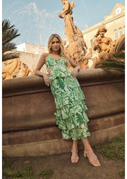 Zielona Rozkloszowana Sukienka Maxi na Cienkich Ramiączkach Betta ze sklepu Born2be Odzież w kategorii Sukienki - zdjęcie 172032109