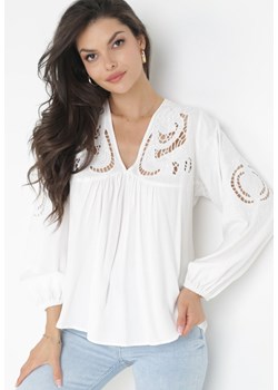 Biała Wiskozowa Bluzka z Ażurowymi Zdobieniami i Wiązaniem na Plecach Mapiya ze sklepu Born2be Odzież w kategorii Bluzki damskie - zdjęcie 172032209