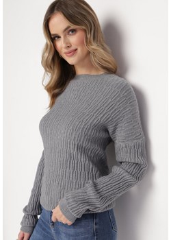 Szary Sweter o Klasycznym Kroju z Wytłoczonym Wzorem Gundall ze sklepu Born2be Odzież w kategorii Swetry damskie - zdjęcie 172032719