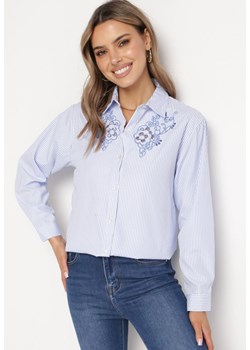 Jasnoniebieska Koszula w Paski z Ażurowym Haftem Varnielia ze sklepu Born2be Odzież w kategorii Koszule damskie - zdjęcie 172033039