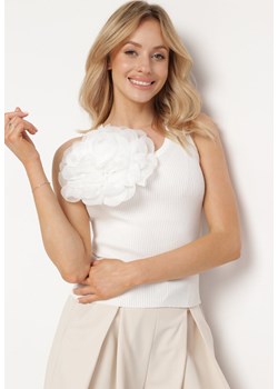Biały Prążkowany Top Koszulka na Jedno Ramię z Aplikacją Kwiatu Utesa ze sklepu Born2be Odzież w kategorii Bluzki damskie - zdjęcie 172033339