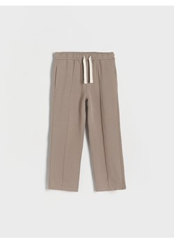 Reserved - Dresowe spodnie z przeszyciami - brązowy ze sklepu Reserved w kategorii Spodnie chłopięce - zdjęcie 172035885
