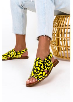 Żółte sandały płaskie lakierowane z paskami na krzyż polska skóra Casu 3012-0 ze sklepu Casu.pl w kategorii Sandały damskie - zdjęcie 172043147