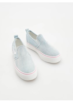 Reserved - Jeansowe trampki slip on - niebieski ze sklepu Reserved w kategorii Trampki dziecięce - zdjęcie 172049725