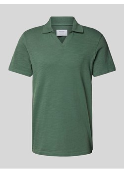Koszulka polo o kroju regular fit z dekoltem w serek ze sklepu Peek&Cloppenburg  w kategorii T-shirty męskie - zdjęcie 172053049