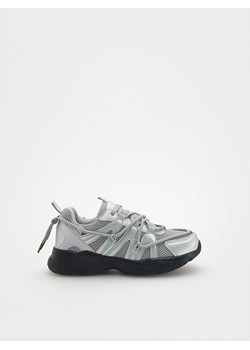 Reserved - Metaliczne sneakersy - szary ze sklepu Reserved w kategorii Buty sportowe dziecięce - zdjęcie 172054826