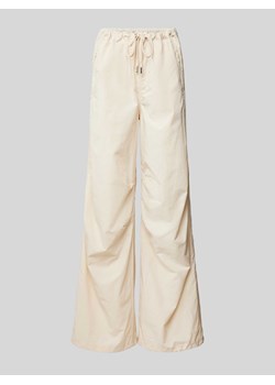 Spodnie z elastycznym pasem model ‘AYLA’ ze sklepu Peek&Cloppenburg  w kategorii Spodnie damskie - zdjęcie 172057115