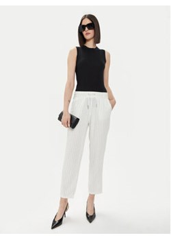 ONLY Spodnie materiałowe Caro Poptrash 15278710 Biały Comfort Fit ze sklepu MODIVO w kategorii Spodnie damskie - zdjęcie 172060488