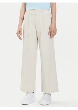 ONLY Spodnie materiałowe Stella 15311377 Écru Regular Fit ze sklepu MODIVO w kategorii Spodnie damskie - zdjęcie 172060676