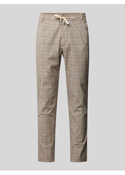 Spodnie materiałowe o kroju tapered fit ze wzorem w kratę glencheck ze sklepu Peek&Cloppenburg  w kategorii Spodnie męskie - zdjęcie 172064059