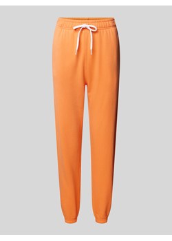 Spodnie dresowe o kroju regular fit z wyhaftowanym logo ze sklepu Peek&Cloppenburg  w kategorii Spodnie damskie - zdjęcie 172064915