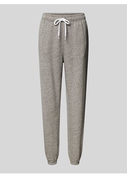 Spodnie dresowe o kroju regular fit z wyhaftowanym logo ze sklepu Peek&Cloppenburg  w kategorii Spodnie damskie - zdjęcie 172065045