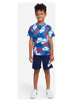 Zestaw T-shirt i spodenki dla małych dzieci Nike Sportswear - Wielokolorowe ze sklepu Nike poland w kategorii Komplety chłopięce - zdjęcie 172069689