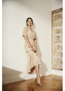 Koronkowa sukienka midi beżowa ze sklepu Moodo.pl w kategorii Sukienki - zdjęcie 172080888