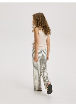 Reserved - Spodnie w paski - złamana biel ze sklepu Reserved w kategorii Spodnie dziewczęce - zdjęcie 172086086