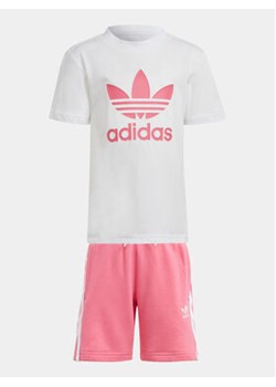 adidas Komplet t-shirt i spodenki adicolor IR6932 Różowy Regular Fit ze sklepu MODIVO w kategorii Komplety dziewczęce - zdjęcie 172104596